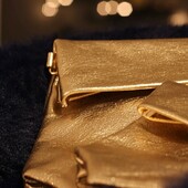 À peine sortie des repas de Noël 🎄 que nous voilà déjà en quête de la tenue parfaite pour le réveillon du nouvel an 🥳 
Et si je n’ai pas la moindre idée de ce que je vais porter, une chose est sure, la pochette bandoulière dorée fera partie de mon look 😘 ✨
.
.
.
#look #nouvelan #doree #paillettes #fete #pochette #cuir #gold #sac #sacdoré #ootd #style