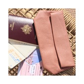 ⏳ TIC-TAC, TIC-TAC ⏳
Demain c'est le dernier jour d'école pour nos chérubins avant les Grandes Vacances 😎
Certains d'entre vous sont peut être déjà en train de boucler les valises?
Et vous cherchez toujours une pochette pour mettre votre passeport et tous les papiers d'identité de la famille?
Ici on a opté pour la pochette large, et croyez moi, elle est parfaite pour les vacances 🧳
.
.
.
#voyage #vacances #passeport #travel #pochette #portefeuillle #compagnon #cuir #accessoire