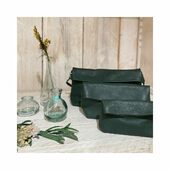 La superbe boutique @lilleaugregebourges a opté pour la collection Vert Sapin déclinée en Pochette Bandoulière, Pochette Large et Pochette Medium 🍁
.
.
.
#pochette #sac #vertfoncé #maroquinerie #cuir #marquefrancaise #boutique #bourges #conceptstore