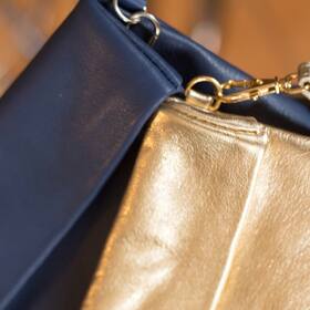 ✨ Marine & Doré ✨
2 belles couleurs qui s’associent parfaitement.
.
.
.
#couleur #bleumarine #dore #pochette #cuir #bandouliere #sac #accessoire #look #tendance