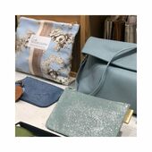 La douceur du bleu ciel chez @lilleaugregebourges 🤍
Parfait pour cet été, on aime porter la pochette bandoulière bleu ciel avec une petite robe blanche ou une combinaison fluide.
.
.
.
#pochette #cuir #ete #look #accessoire #mode #bleu 
.
.
#